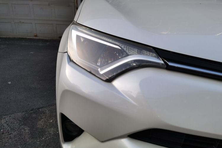 Used Toyota RAV4 2016 2.0L CVT Two-Wheel Drive Fashion Edition China V Standard Right Front Headlight