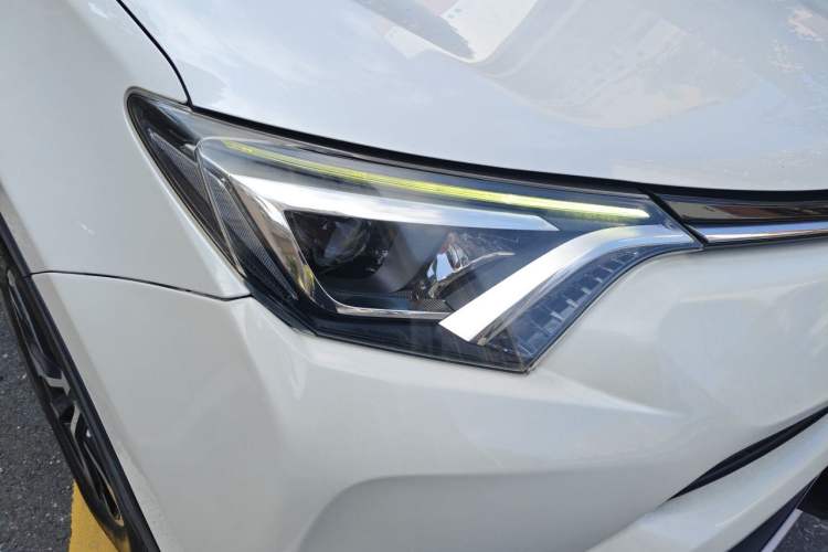 Used Toyota RAV4 2016 2.0L CVT Two-Wheel Drive Smart Edition China V Standard Right Front Headlight