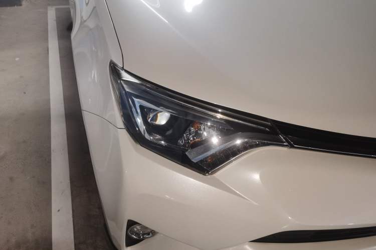 Used Toyota RAV4 2016 2.5L Automatic 4x4 Elite Edition Right Front Headlight