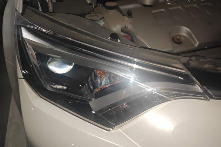 Used Toyota RAV4 2016 2.0L CVT Two-Wheel Drive Comfort Edition China V Standard Right Front Headlight