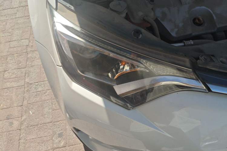 Used Toyota RAV4 2016 2.0L CVT Two-Wheel Drive Fashion Edition China V Standard Right Front Headlight
