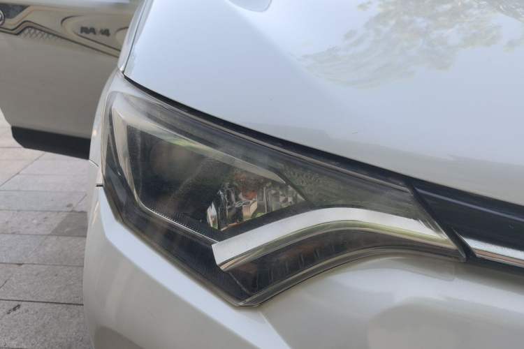 Used Toyota RAV4 2016 2.0L CVT Two-Wheel Drive Fashion Edition China V Standard Right Front Headlight