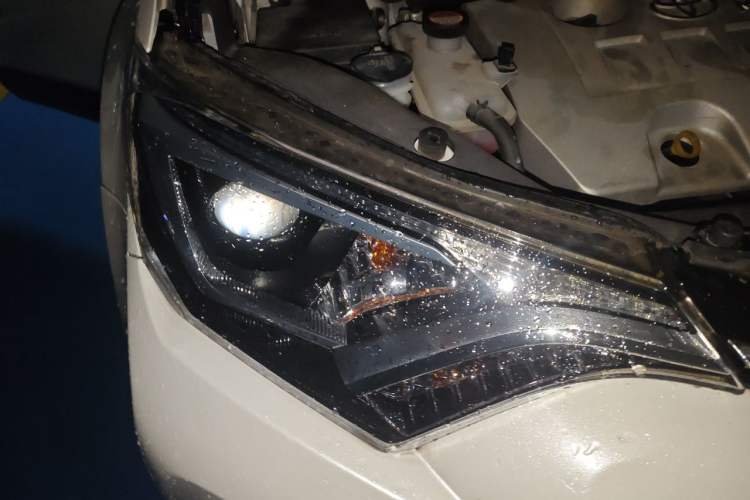 Used Toyota RAV4 2016 2.0L CVT Two-Wheel Drive Fashion Edition China V Standard Right Front Headlight