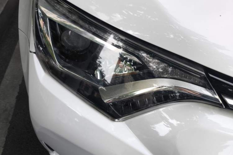Used Toyota RAV4 2016 2.0L CVT Two-Wheel Drive Fashion Edition China V Standard Right Front Headlight