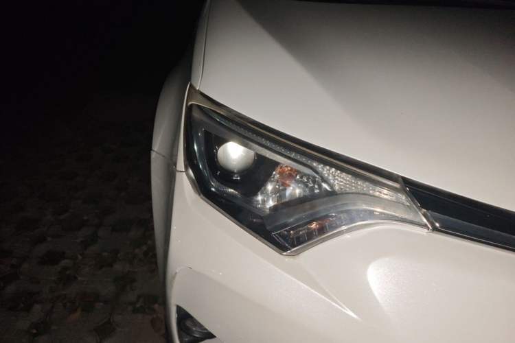 Used Toyota RAV4 2016 2.0L CVT Two-Wheel Drive Fashion Edition China V Standard Right Front Headlight