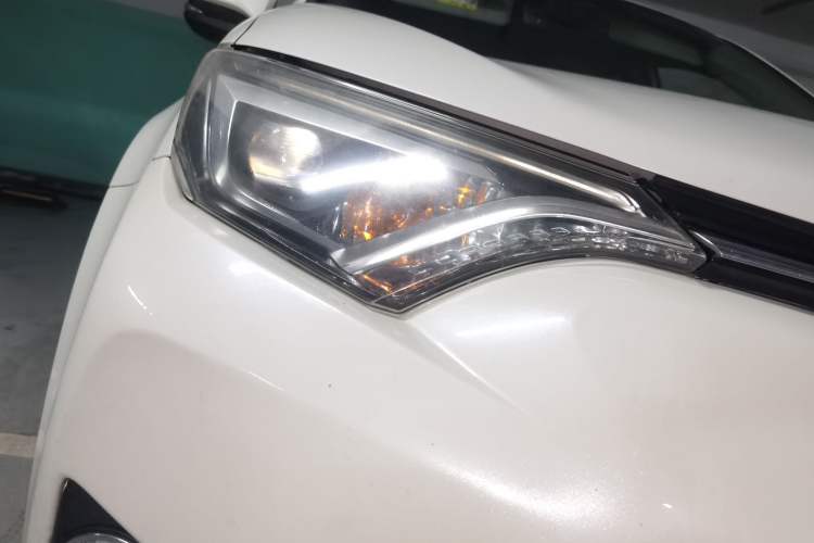 Used Toyota RAV4 2016 2.0L CVT Two-Wheel Drive Smart Edition China V Standard Right Front Headlight