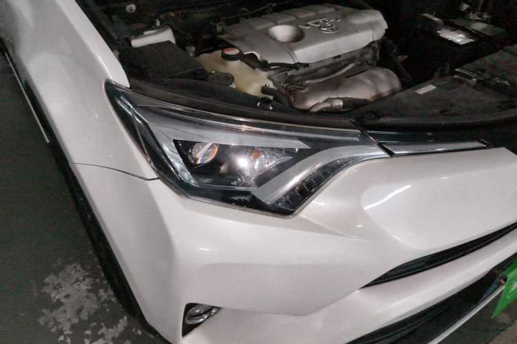 Used Toyota RAV4 2016 2.5L Automatic 4x4 Elite Edition Right Front Headlight