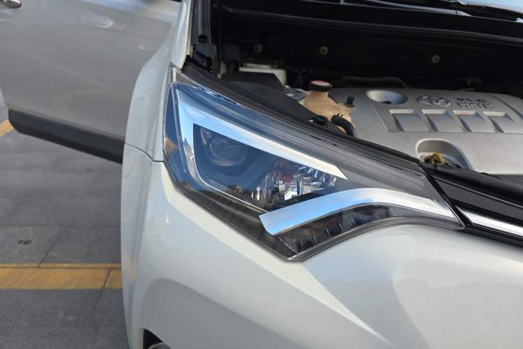 Used Toyota RAV4 2016 2.0L CVT Two-Wheel Drive Smart Edition China V Standard Right Front Headlight