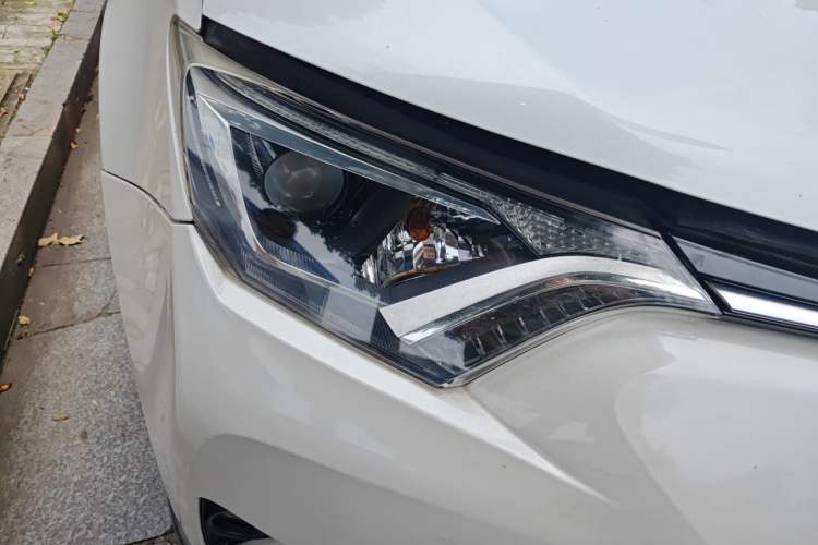 Used Toyota RAV4 2016 2.0L CVT Two-Wheel Drive Fashion Edition China V Standard Right Front Headlight