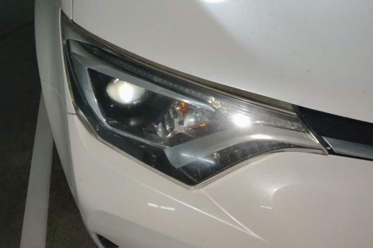 Used Toyota RAV4 2016 2.0L CVT Two-Wheel Drive Fashion Edition China V Standard Right Front Headlight