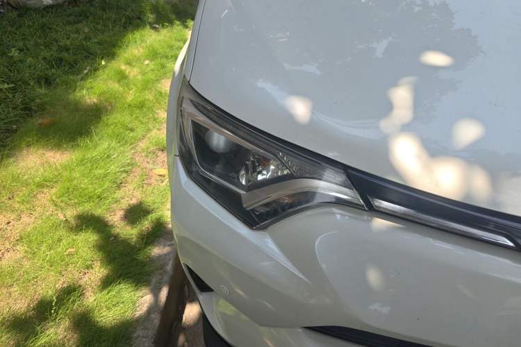 Used Toyota RAV4 2016 2.0L CVT Two-Wheel Drive Fashion Edition China V Standard Right Front Headlight