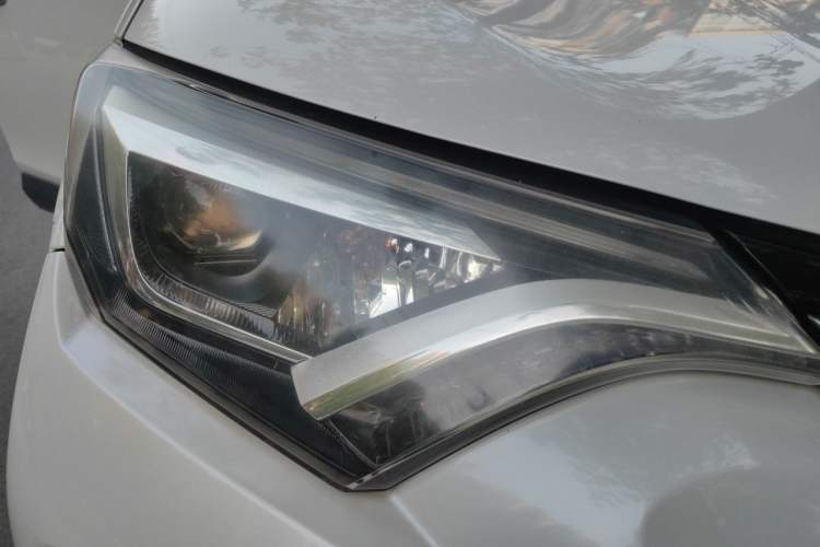 Used Toyota RAV4 2016 2.0L CVT Two-Wheel Drive Smart Edition China V Standard Right Front Headlight