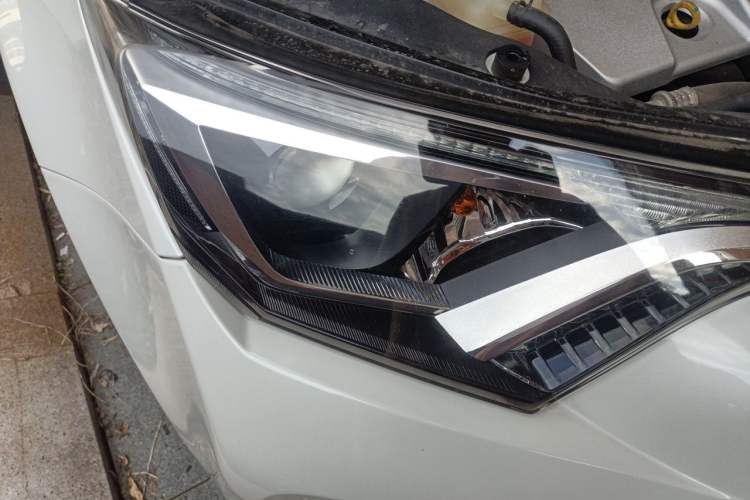 Used Toyota RAV4 2016 2.0L CVT Two-Wheel Drive Urban Edition China V Standard Right Front Headlight