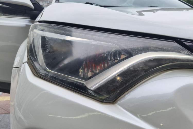 Used Toyota RAV4 2016 2.0L CVT Two-Wheel Drive Fashion Edition China V Standard Right Front Headlight