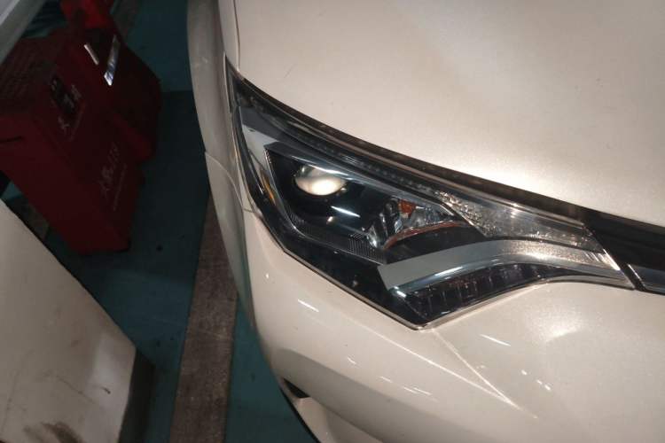 Used Toyota RAV4 2016 2.0L CVT Two-Wheel Drive Fashion Edition China V Standard Right Front Headlight