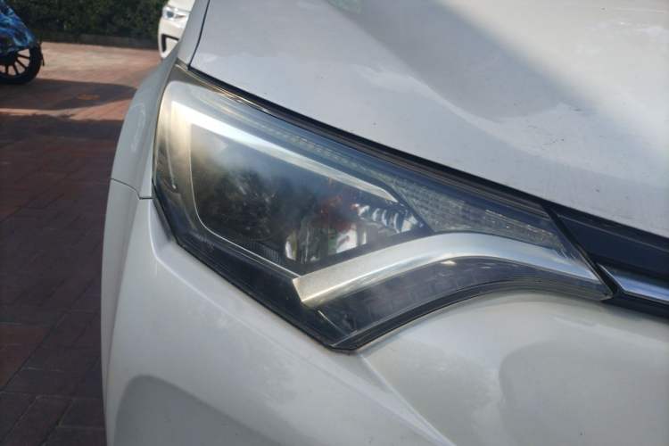 Used Toyota RAV4 2016 2.0L CVT Two-Wheel Drive Urban Edition China V Standard Right Front Headlight