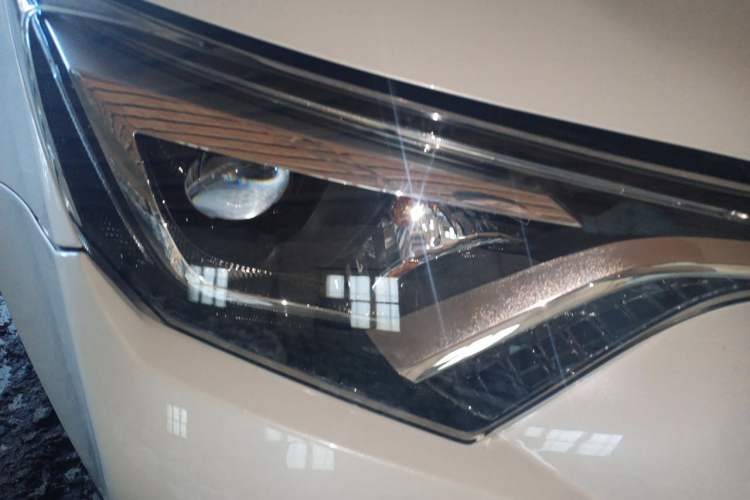 Used Toyota RAV4 2016 2.5L Automatic 4x4 Elite Edition Right Front Headlight