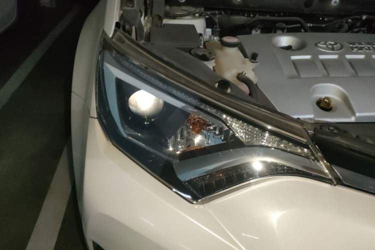 Used Toyota RAV4 2016 2.0L CVT Two-Wheel Drive Comfort Edition China V Standard Right Front Headlight
