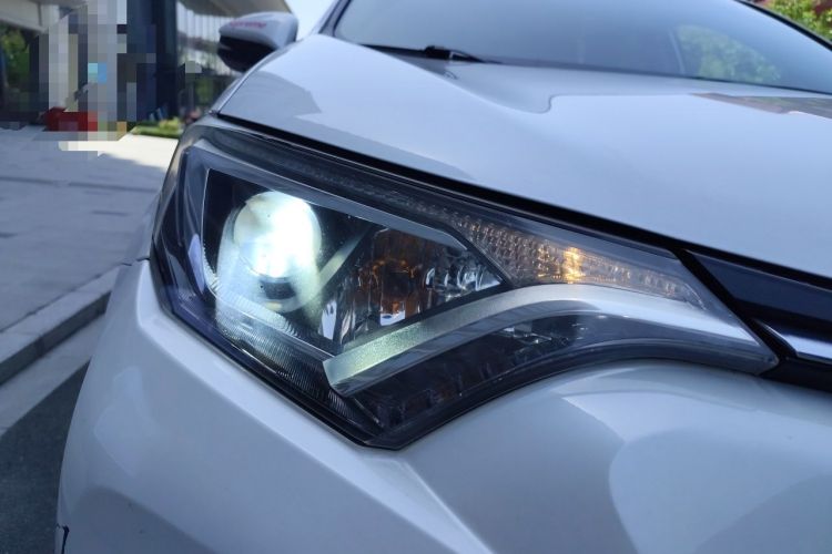 Used Toyota RAV4 2016 2.0L CVT Two-Wheel Drive Fashion Edition China V Standard Right Front Headlight
