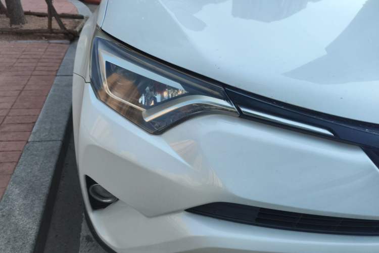 Used Toyota RAV4 2016 2.0L CVT Two-Wheel Drive Smart Edition China V Standard Right Front Headlight