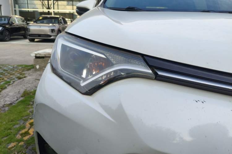 Used Toyota RAV4 2016 2.0L CVT Two-Wheel Drive Fashion Edition China V Standard Right Front Headlight