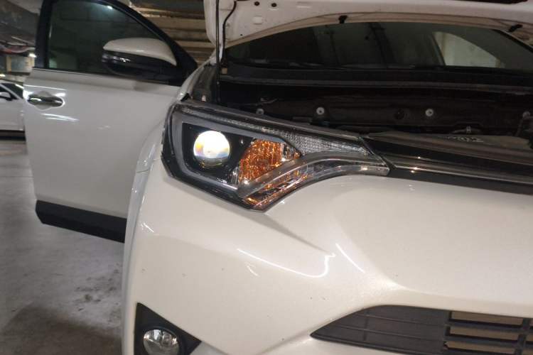 Used Toyota RAV4 2016 2.0L CVT Two-Wheel Drive Fashion Edition China V Standard Right Front Headlight
