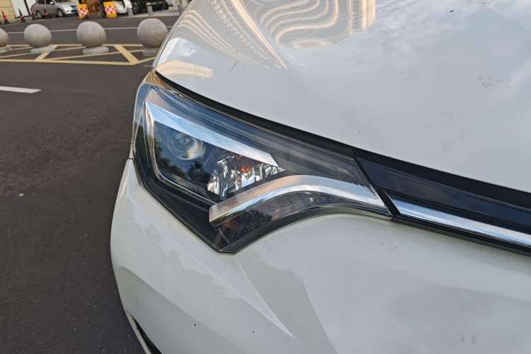 Used Toyota RAV4 2016 2.5L Automatic 4x4 Elite Edition Right Front Headlight