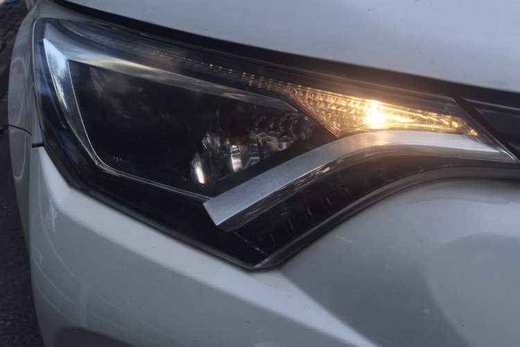 Used Toyota RAV4 2016 2.0L CVT Two-Wheel Drive Comfort Edition China V Standard Right Front Headlight