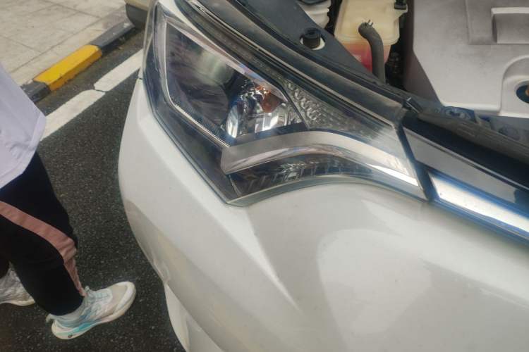 Used Toyota RAV4 2016 2.0L CVT Two-Wheel Drive Fashion Edition China V Standard Right Front Headlight