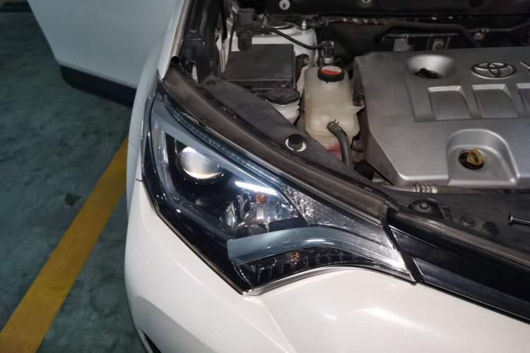 Used Toyota RAV4 2016 2.0L CVT Two-Wheel Drive Fashion Edition China V Standard Right Front Headlight