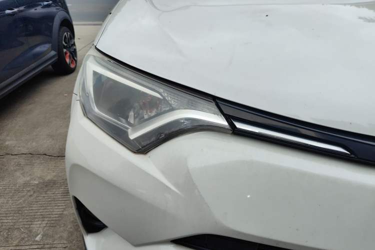 Used Toyota RAV4 2016 2.0L CVT Two-Wheel Drive Fashion Edition China V Standard Right Front Headlight