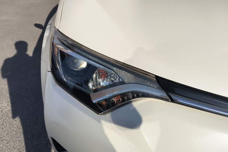 Used Toyota RAV4 2016 2.0L CVT Two-Wheel Drive Fashion Edition China V Standard Right Front Headlight
