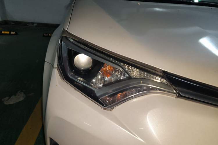 Used Toyota RAV4 2016 2.0L CVT Two-Wheel Drive Fashion Edition China V Standard Right Front Headlight