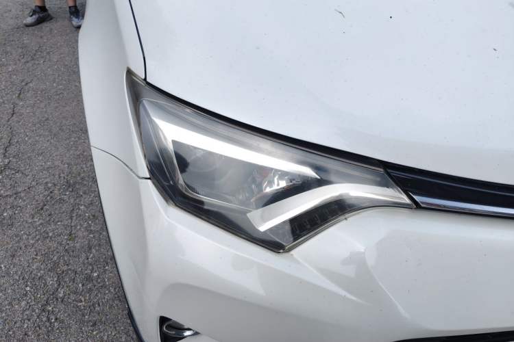 Used Toyota RAV4 2016 2.5L Automatic 4x4 Elite Edition Right Front Headlight
