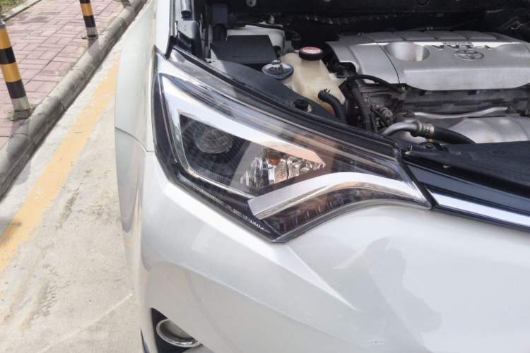 Used Toyota RAV4 2016 2.5L Automatic 4x4 Elite Edition Right Front Headlight
