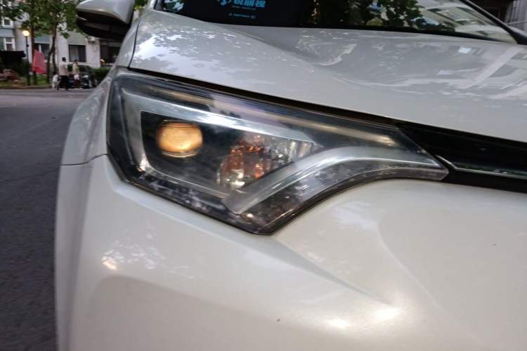 Used Toyota RAV4 2016 2.5L Automatic 4x4 Elite Edition Right Front Headlight