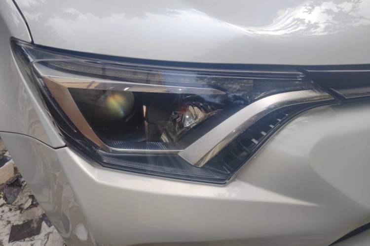 Used Toyota RAV4 2016 2.0L CVT Two-Wheel Drive Fashion Edition China V Standard Right Front Headlight