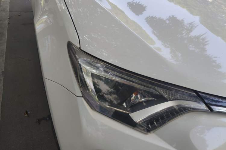 Used Toyota RAV4 2016 2.0L CVT Two-Wheel Drive Fashion Edition China V Standard Right Front Headlight