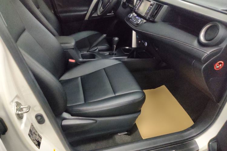 Used Toyota RAV4 2016 2.0L CVT Two-Wheel Drive Fashion Edition China V Standard Right Front Seat