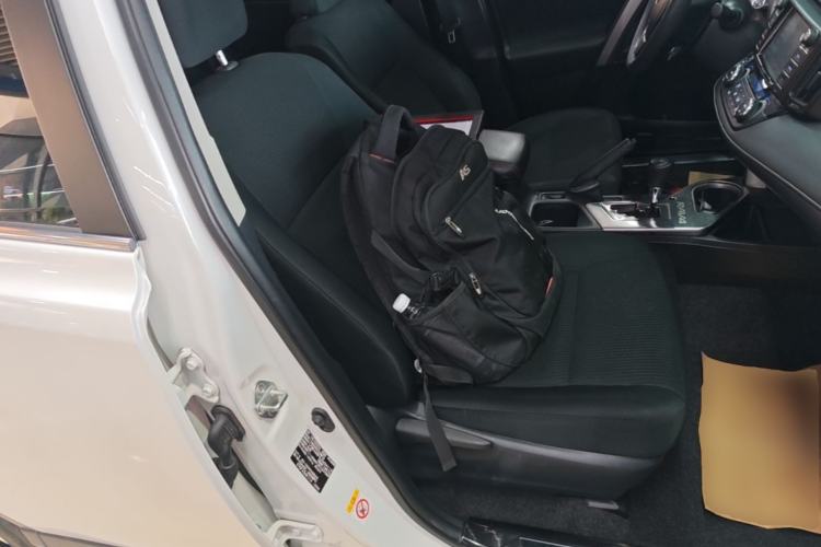 Used Toyota RAV4 2016 2.0L CVT Two-Wheel Drive Fashion Edition China V Standard Right Front Seat