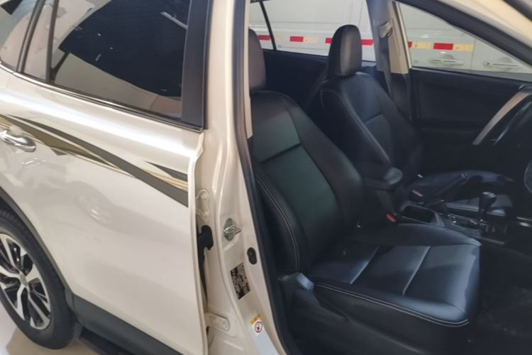 Used Toyota RAV4 2016 2.0L CVT Two-Wheel Drive Fashion Edition China V Standard Right Front Seat