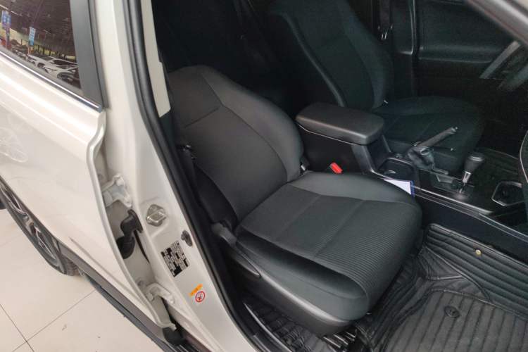 Used Toyota RAV4 2016 2.0L CVT Two-Wheel Drive Fashion Edition China V Standard Right Front Seat