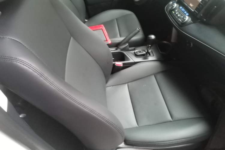Used Toyota RAV4 2016 2.0L CVT Two-Wheel Drive Fashion Edition China V Standard Right Front Seat