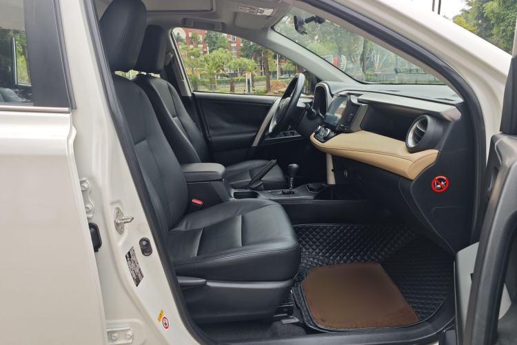 Used Toyota RAV4 2016 2.0L CVT Two-Wheel Drive Fashion Edition China V Standard Right Front Seat