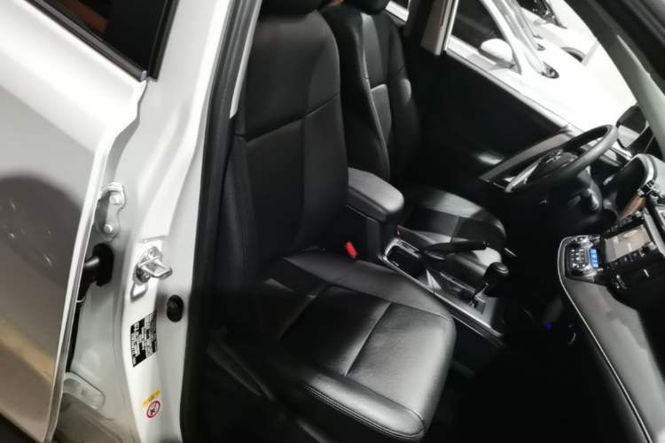 Used Toyota RAV4 2016 2.0L CVT Two-Wheel Drive Fashion Edition China V Standard Right Front Seat