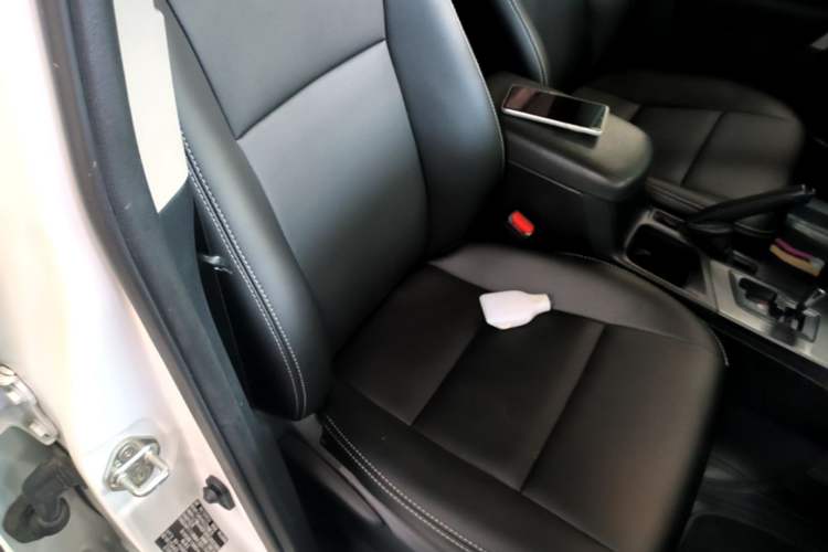 Used Toyota RAV4 2016 2.0L CVT Two-Wheel Drive Fashion Edition China V Standard Right Front Seat