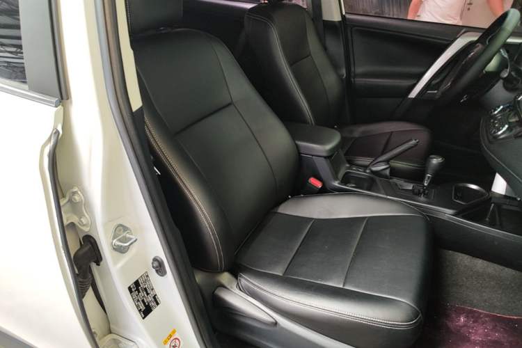 Used Toyota RAV4 2016 2.0L CVT Two-Wheel Drive Fashion Edition China V Standard Right Front Seat