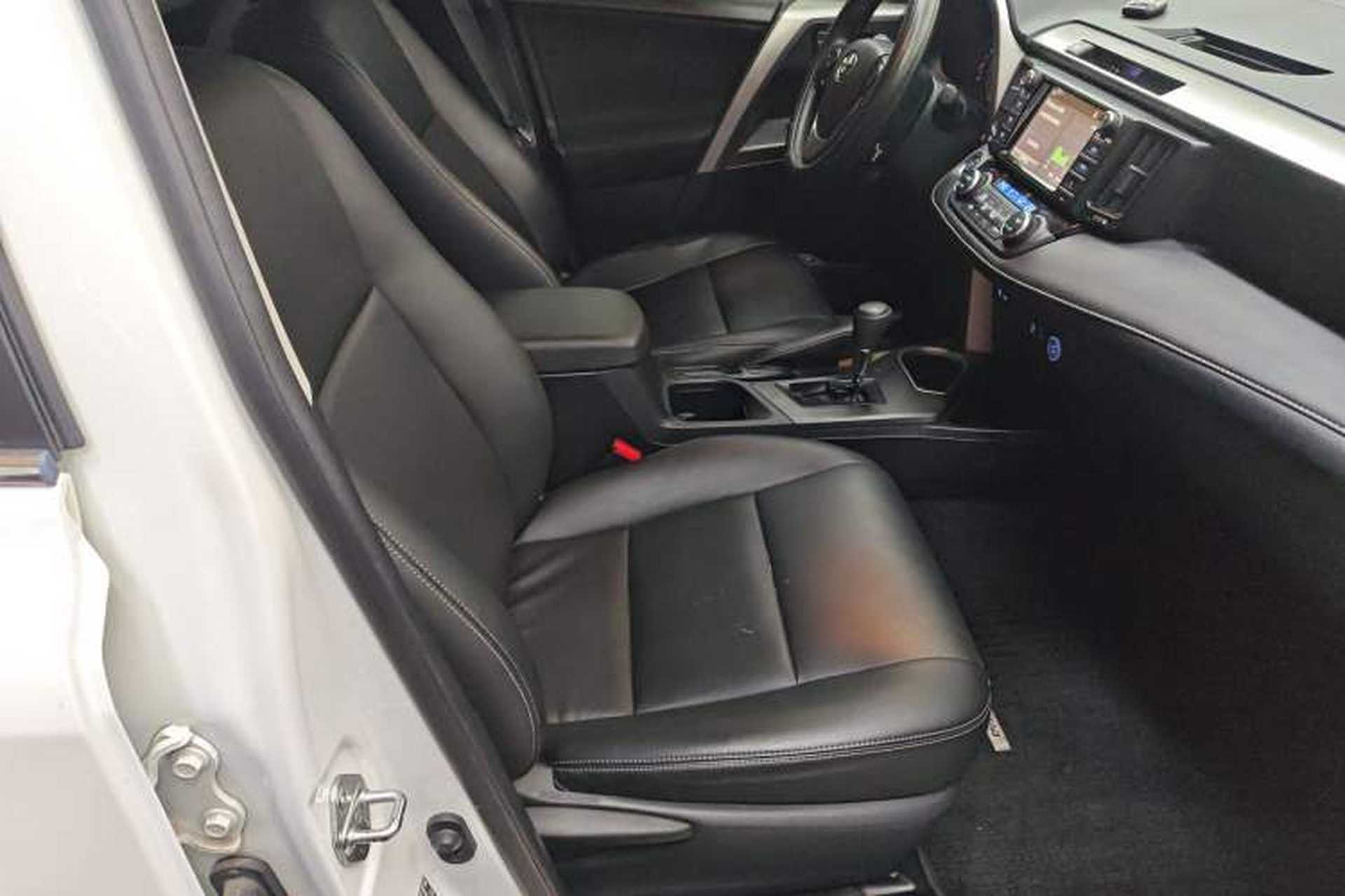 Used Toyota RAV4 2016 2.0L CVT Two-Wheel Drive Fashion Edition China V Standard Right Front Seat