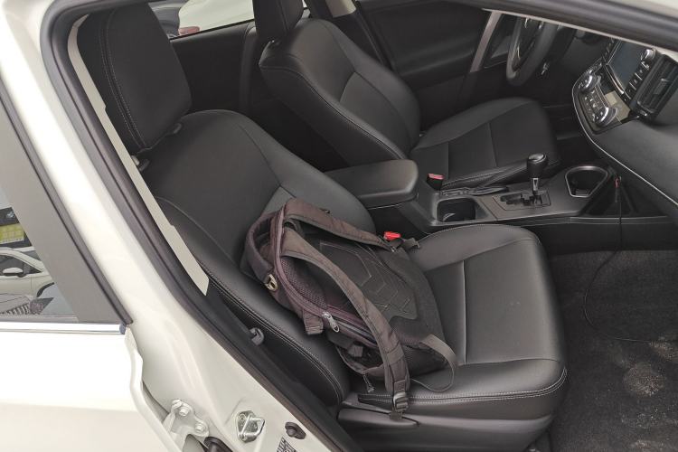 Used Toyota RAV4 2016 2.0L CVT Two-Wheel Drive Fashion Edition China V Standard Right Front Seat