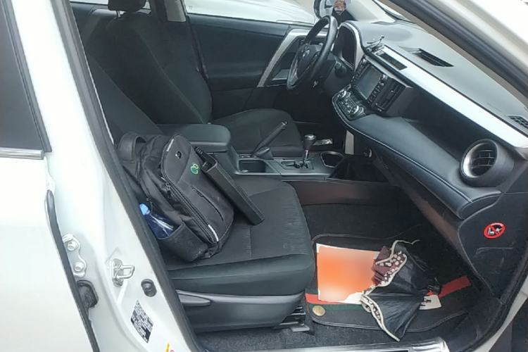 Used Toyota RAV4 2016 2.0L CVT Two-Wheel Drive Fashion Edition China V Standard Right Front Seat
